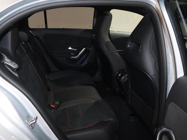 Mercedes-Benz A-KLASSE 180 Star Edition AMG Line | Nightpakket | Sfeerverlichting | MULTIBEAM LED | Stoelverwarming |
