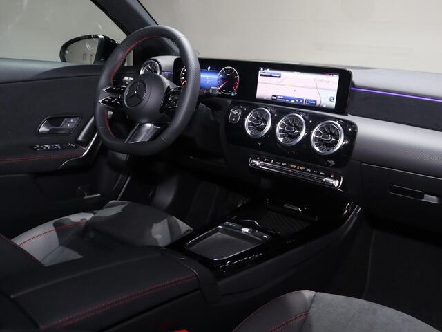 Mercedes-Benz A-KLASSE 180 Star Edition AMG Line | Nightpakket | Sfeerverlichting | MULTIBEAM LED | Stoelverwarming |