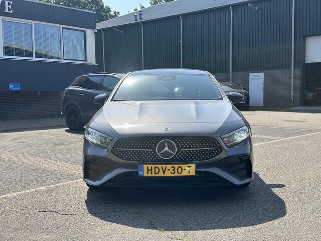 Mercedes-Benz A-KLASSE 200 AMG Line PANORAMADAK | WIDESCREEN | AMBIENT LIGHT SFEERVERLICHTING | ELEKTRISCHE TREKHAAK | KEYLESS ENTRY | 360 GRADEN CAMERA | ELEKTRISCHE STOELEN MET GEHEUGEN | STOEL- + STUURVERWARMING | MEGA COMPLEET | RIJKLAAR MET 12 MND BOVAG GARANTIE |