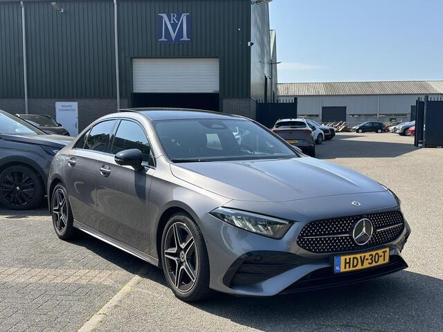 Mercedes-Benz A-KLASSE 200 AMG Line PANORAMADAK | WIDESCREEN | AMBIENT LIGHT SFEERVERLICHTING | ELEKTRISCHE TREKHAAK | KEYLESS ENTRY | 360 GRADEN CAMERA | ELEKTRISCHE STOELEN MET GEHEUGEN | STOEL- + STUURVERWARMING | MEGA COMPLEET | RIJKLAAR MET 12 MND BOVAG GARANTIE |