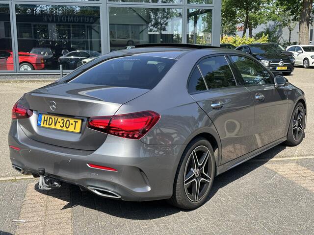 Mercedes-Benz A-KLASSE 200 AMG Line PANORAMADAK | WIDESCREEN | AMBIENT LIGHT SFEERVERLICHTING | ELEKTRISCHE TREKHAAK | KEYLESS ENTRY | 360 GRADEN CAMERA | ELEKTRISCHE STOELEN MET GEHEUGEN | STOEL- + STUURVERWARMING | MEGA COMPLEET | RIJKLAAR MET 12 MND BOVAG GARANTIE |