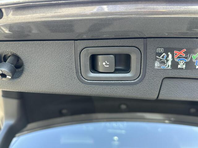 Mercedes-Benz A-KLASSE 200 AMG Line PANORAMADAK | WIDESCREEN | AMBIENT LIGHT SFEERVERLICHTING | ELEKTRISCHE TREKHAAK | KEYLESS ENTRY | 360 GRADEN CAMERA | ELEKTRISCHE STOELEN MET GEHEUGEN | STOEL- + STUURVERWARMING | MEGA COMPLEET | RIJKLAAR MET 12 MND BOVAG GARANTIE |