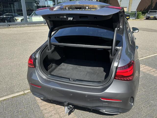 Mercedes-Benz A-KLASSE 200 AMG Line PANORAMADAK | WIDESCREEN | AMBIENT LIGHT SFEERVERLICHTING | ELEKTRISCHE TREKHAAK | KEYLESS ENTRY | 360 GRADEN CAMERA | ELEKTRISCHE STOELEN MET GEHEUGEN | STOEL- + STUURVERWARMING | MEGA COMPLEET | RIJKLAAR MET 12 MND BOVAG GARANTIE |