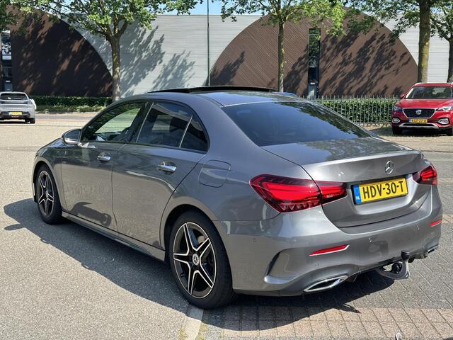 Mercedes-Benz A-KLASSE 200 AMG Line PANORAMADAK | WIDESCREEN | AMBIENT LIGHT SFEERVERLICHTING | ELEKTRISCHE TREKHAAK | KEYLESS ENTRY | 360 GRADEN CAMERA | ELEKTRISCHE STOELEN MET GEHEUGEN | STOEL- + STUURVERWARMING | MEGA COMPLEET | RIJKLAAR MET 12 MND BOVAG GARANTIE |