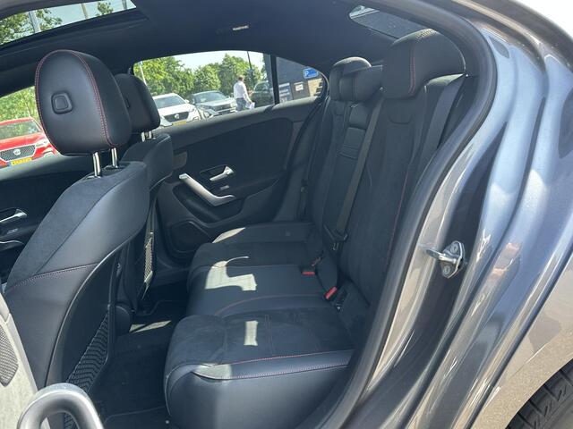 Mercedes-Benz A-KLASSE 200 AMG Line PANORAMADAK | WIDESCREEN | AMBIENT LIGHT SFEERVERLICHTING | ELEKTRISCHE TREKHAAK | KEYLESS ENTRY | 360 GRADEN CAMERA | ELEKTRISCHE STOELEN MET GEHEUGEN | STOEL- + STUURVERWARMING | MEGA COMPLEET | RIJKLAAR MET 12 MND BOVAG GARANTIE |
