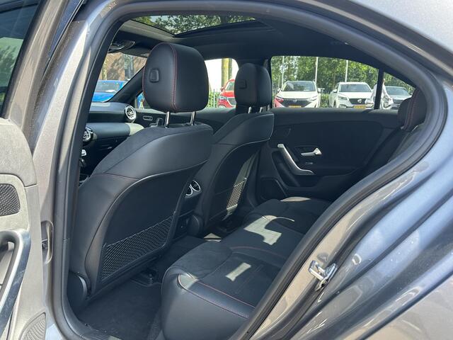 Mercedes-Benz A-KLASSE 200 AMG Line PANORAMADAK | WIDESCREEN | AMBIENT LIGHT SFEERVERLICHTING | ELEKTRISCHE TREKHAAK | KEYLESS ENTRY | 360 GRADEN CAMERA | ELEKTRISCHE STOELEN MET GEHEUGEN | STOEL- + STUURVERWARMING | MEGA COMPLEET | RIJKLAAR MET 12 MND BOVAG GARANTIE |