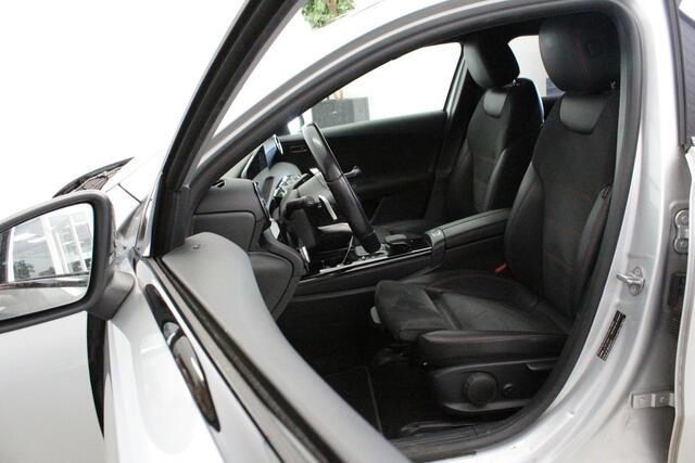 Mercedes-Benz A-KLASSE 180 Business Solution AMG | NL-AUTO+N.A.P! | CARPLAY | D-GLAS | CLIMA | PDC-V/A | CAMERA | 18'LMV | LED |