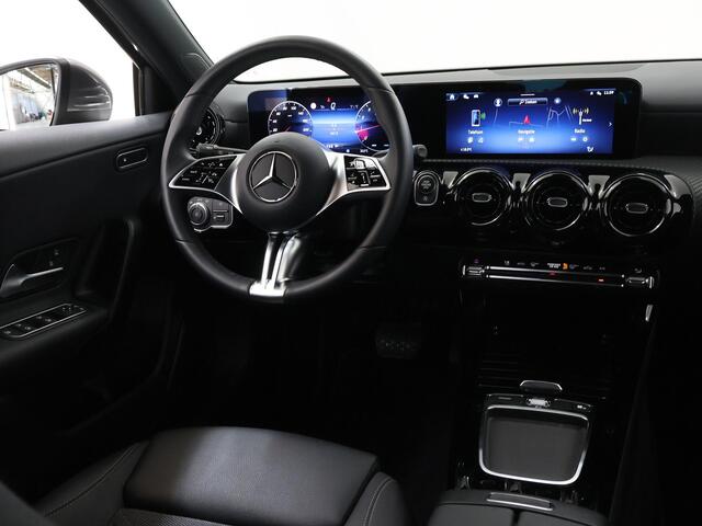 Mercedes-Benz A-KLASSE 180 Star Edition | Voorstoelen verwarmd | Achteruitrijcamera | LED-koplampen