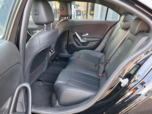 Mercedes-Benz A-KLASSE 180 Business Solution Luxury | Achteruitrijcamera | Widescreen | Sfeerverlichting | Stoelverwarming | LED verlichting