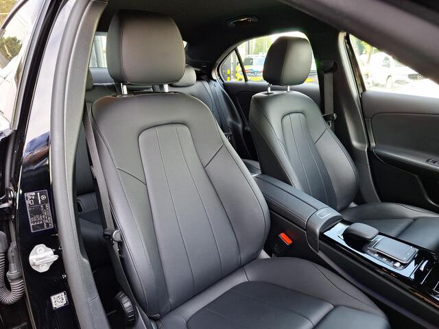Mercedes-Benz A-KLASSE 180 Business Solution Luxury | Achteruitrijcamera | Widescreen | Sfeerverlichting | Stoelverwarming | LED verlichting