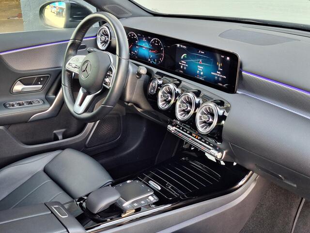 Mercedes-Benz A-KLASSE 180 Business Solution Luxury | Achteruitrijcamera | Widescreen | Sfeerverlichting | Stoelverwarming | LED verlichting