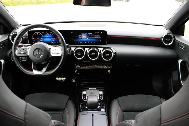 Mercedes-Benz A-KLASSE 180 AMG Pano | Multispaak | Carplay | LED | Night | Stoelverwarming | Dealer Onderhouden