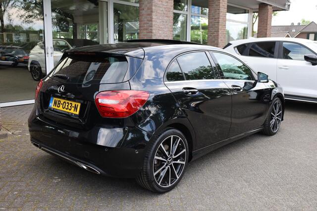 Mercedes-Benz A-KLASSE 180 Lease Edition Plus PANO STOELVERW. HALF-LEER CAMERA NL-AUTO ZWARTE-HEMEL NAVI CRUISE CLIMA KEYLESS-START 2XPDC 18''LMV