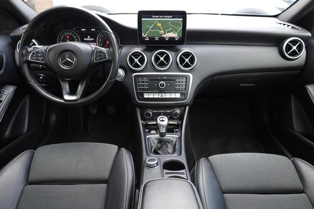 Mercedes-Benz A-KLASSE 180 Lease Edition Plus PANO STOELVERW. HALF-LEER CAMERA NL-AUTO ZWARTE-HEMEL NAVI CRUISE CLIMA KEYLESS-START 2XPDC 18''LMV