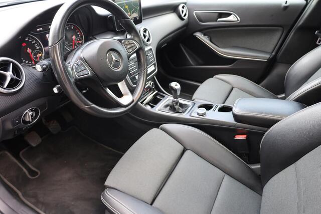 Mercedes-Benz A-KLASSE 180 Lease Edition Plus PANO STOELVERW. HALF-LEER CAMERA NL-AUTO ZWARTE-HEMEL NAVI CRUISE CLIMA KEYLESS-START 2XPDC 18''LMV