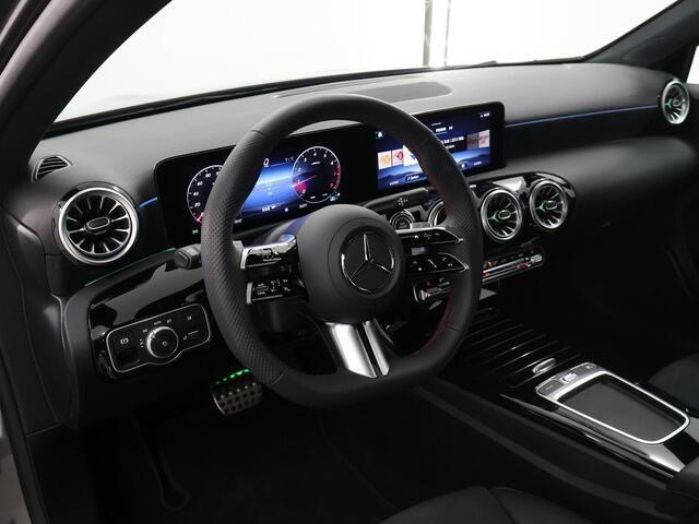 Mercedes-Benz A-KLASSE 180 Star Edition AMG Line | Night | Multibeam | Panoramadak | Sfeerverlichting | Stoelverwarming | Achteruitrijcamera |