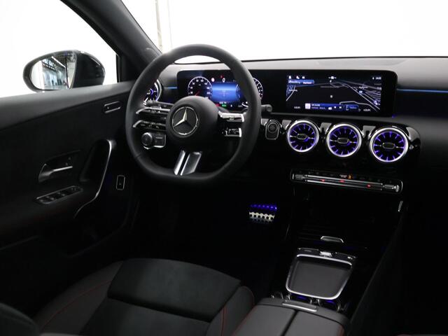 Mercedes-Benz A-KLASSE 250 e Star Edition AMG Line | Panoramaschuifdak | Nightpakket | Sfeerverlichting | MULTIBEAM LED | Stoelverwarming | 19 inch Multispaaks |