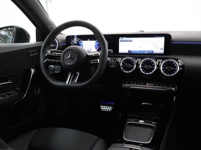 Mercedes-Benz A-KLASSE 180 AMG Line | Navigatiesysteem | Parkeercamera | airconditioning | Cruise Control | Nightpakket |