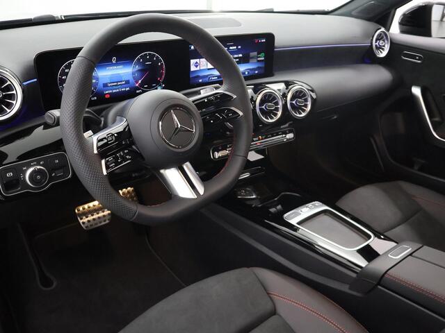 Mercedes-Benz A-KLASSE 180 Star Edition AMG Line | Achteruitrijcamera | Keyless go | Sfeerverlichting | Stoelverwarming | Panoramaschuifdak |