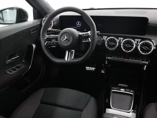 Mercedes-Benz A-KLASSE 180 Star Edition AMG Line | Achteruitrijcamera | Keyless go | Sfeerverlichting | Stoelverwarming | Panoramaschuifdak |