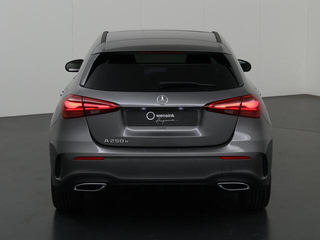 Mercedes-Benz A-KLASSE 180 Star Edition AMG Line LIMITED | Panoramadak | Multibeam | 19" multispaaks velgen | Night | Sfeerverlichting | Stoelverwarming | Achteruitrijcamera |
