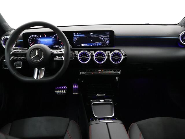Mercedes-Benz A-KLASSE 180 Star Edition AMG Line LIMITED | Panoramadak | Multibeam | 19" multispaaks velgen | Night | Sfeerverlichting | Stoelverwarming | Achteruitrijcamera |