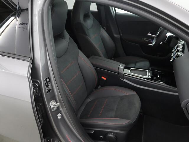 Mercedes-Benz A-KLASSE 180 Star Edition AMG Line LIMITED | Panoramadak | Multibeam | 19" multispaaks velgen | Night | Sfeerverlichting | Stoelverwarming | Achteruitrijcamera |