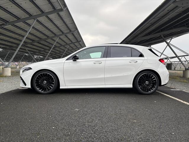 Mercedes-Benz A-KLASSE 180 Star Edition AMG Line | Night | Panoramadak | Multibeam verlichting | 19 Inch LM velgen | Sfeerverlichting |