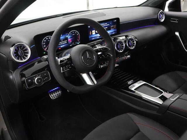 Mercedes-Benz A-KLASSE 180 Star Edition AMG Line | Night | Multispaaks velgen | Panoramasdak | Achteruitrijcamera | Sfeerverlichting | Keyless go |