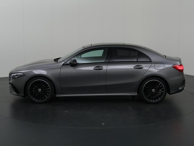 Mercedes-Benz A-KLASSE 180 Star Edition AMG Line | Night | Multispaaks velgen | Panoramasdak | Achteruitrijcamera | Sfeerverlichting | Keyless go |