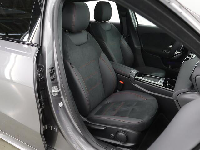 Mercedes-Benz A-KLASSE 180 Star Edition AMG Line | Night | Multispaaks velgen | Panoramasdak | Achteruitrijcamera | Sfeerverlichting | Keyless go |
