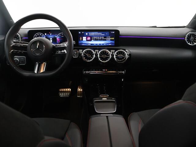 Mercedes-Benz A-KLASSE 180 AMG Line | Stoelverwarming |Widescreen | Sfeerverlichting | Getint glas | Achteruitrijcamera |