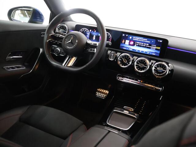 Mercedes-Benz A-KLASSE 180 AMG Line | Stoelverwarming |Widescreen | Sfeerverlichting | Getint glas | Achteruitrijcamera |