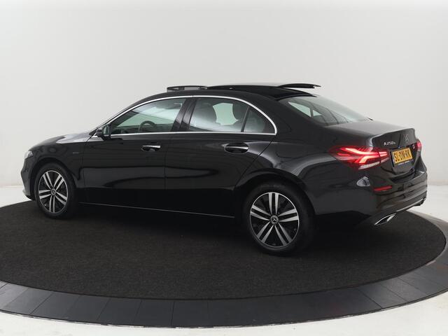 Mercedes-Benz A-KLASSE 250e Progressive | SOH 97,9% | Panoramadak | Leder | Stoelverwarming | Memory | Carplay | Sfeerverlichting | Keyless | Widescreen | Camera | Full LED | Navigatie | PHEV | Plug In