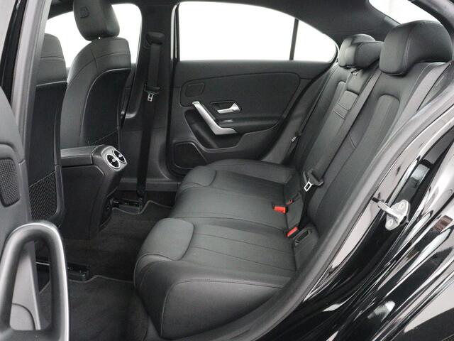 Mercedes-Benz A-KLASSE 250e Progressive | SOH 97,9% | Panoramadak | Leder | Stoelverwarming | Memory | Carplay | Sfeerverlichting | Keyless | Widescreen | Camera | Full LED | Navigatie | PHEV | Plug In