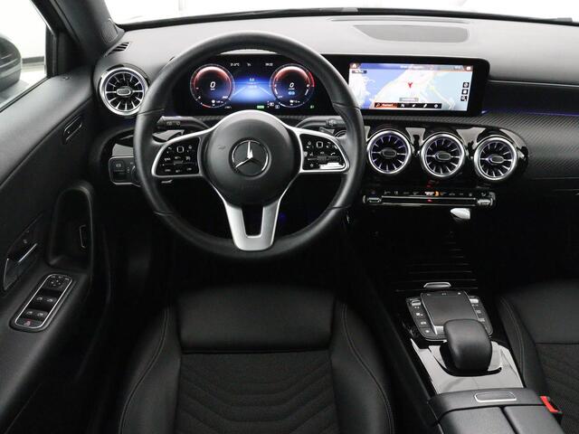 Mercedes-Benz A-KLASSE 250e Style | SOH 92% | Stoelverwarming | Sfeerverlichting | Keyless | Camera | Navigatie | Widescreen | Half leder | Side Assist | Climate control | Bluetooth | PHEV | Plug In