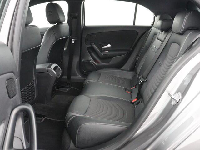 Mercedes-Benz A-KLASSE 250e Style | SOH 92% | Stoelverwarming | Sfeerverlichting | Keyless | Camera | Navigatie | Widescreen | Half leder | Side Assist | Climate control | Bluetooth | PHEV | Plug In