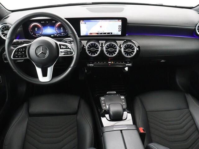 Mercedes-Benz A-KLASSE 250e Style | SOH 92% | Stoelverwarming | Sfeerverlichting | Keyless | Camera | Navigatie | Widescreen | Half leder | Side Assist | Climate control | Bluetooth | PHEV | Plug In
