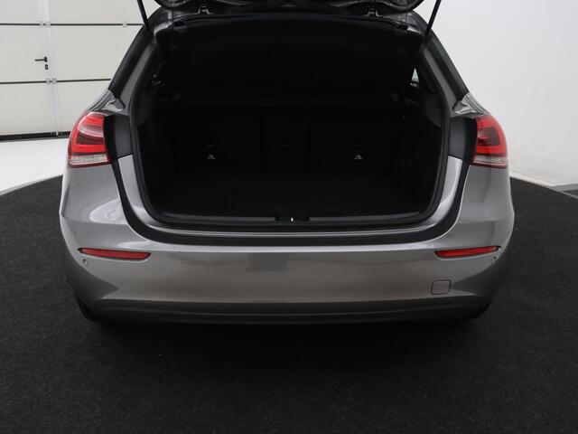 Mercedes-Benz A-KLASSE 250e Style | SOH 92% | Stoelverwarming | Sfeerverlichting | Keyless | Camera | Navigatie | Widescreen | Half leder | Side Assist | Climate control | Bluetooth | PHEV | Plug In