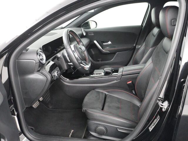 Mercedes-Benz A-KLASSE 200 Business Solution AMG | Stoelverwarming | Carplay | Leder/Alcantara | Camera | Sfeerverlichting | Park Assist | Climate control | Full LED | Bluetooth | Cruise control