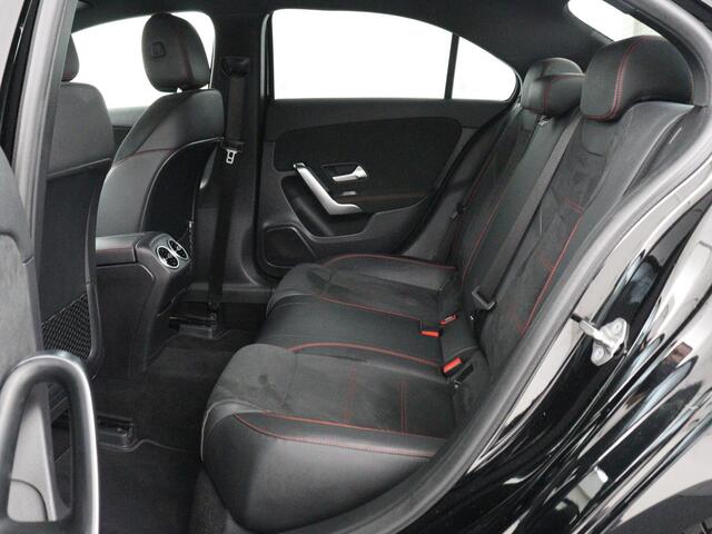 Mercedes-Benz A-KLASSE 200 Business Solution AMG | Stoelverwarming | Carplay | Leder/Alcantara | Camera | Sfeerverlichting | Park Assist | Climate control | Full LED | Bluetooth | Cruise control