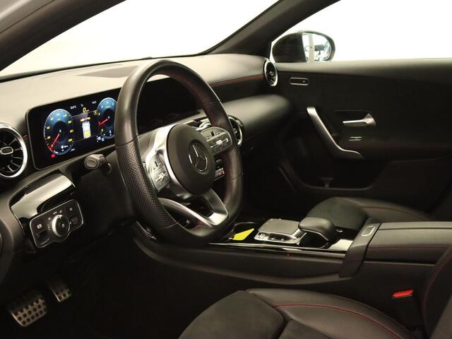 Mercedes-Benz A-KLASSE 180 Business Solution AMG Night Upgrade - ORIGINEEL NEDERLANDSE AUTO - PANORAMADAK - AMG STYLING - AUTOMATISCHE AIRCO - ACHTERUITRIJCAMERA - KEYLESS START - PARKEERSENSOREN VOOR EN ACHTER - VOORSTOELEN VERWARMD - BLUETOOTH-TELEFOONVOORBERIEDI