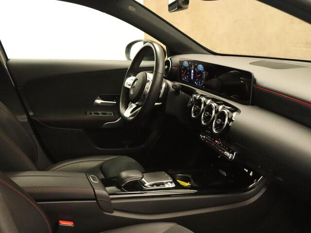Mercedes-Benz A-KLASSE 180 Business Solution AMG Night Upgrade - ORIGINEEL NEDERLANDSE AUTO - PANORAMADAK - AMG STYLING - AUTOMATISCHE AIRCO - ACHTERUITRIJCAMERA - KEYLESS START - PARKEERSENSOREN VOOR EN ACHTER - VOORSTOELEN VERWARMD - BLUETOOTH-TELEFOONVOORBERIEDI