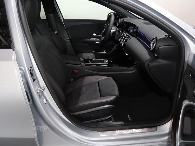 Mercedes-Benz A-KLASSE 250e Business Solution AMG | Panoramaschuifdak | Premium Plus | Head-up display | Dodehoekassistent |