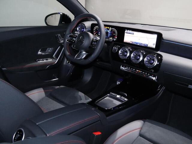 Mercedes-Benz A-KLASSE 250e Business Solution AMG | Panoramaschuifdak | Premium Plus | Head-up display | Dodehoekassistent |