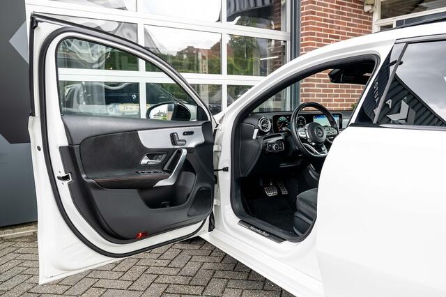 Mercedes-Benz A-KLASSE 180 Business Solution AMG | Panorama | Widescreen Display | Camera | Night Package | Sfeerverlichting | Memory | LED |