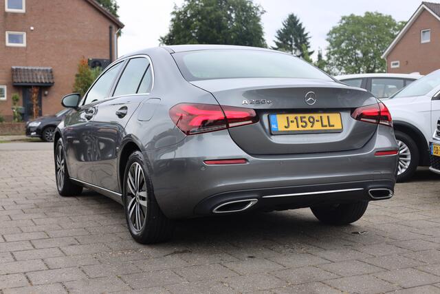 Mercedes-Benz A-KLASSE 250 e I LEDER I CAMERA I TREKHAAK I SFEERVERLICHTING