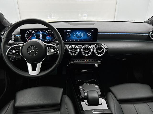 Mercedes-Benz A-KLASSE 180 Business Solution Luxury | Panoramadak | Sfeerverlichting | Stoelverwarming | Augmented Reality | CarPlay | Inclusief 24 maanden Mercedes-Benz Certified garantie voor Europa.