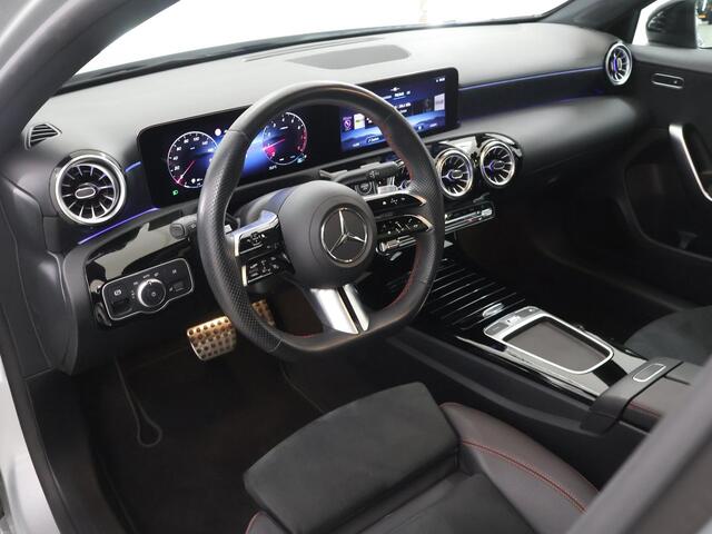 Mercedes-Benz A-KLASSE 180 AMG Line | Night | Panoramadak | Stoelverwarming | Digital Light |