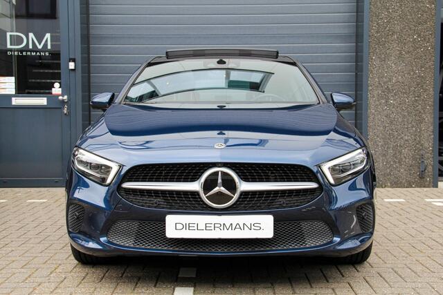 Mercedes-Benz A-KLASSE 250 e | SOH 100% | BTW voertuig | panoramadak | Burmester audio | Sfeerverlichting | Elektrische trekhaak | Groot display | 360 Camera | Vooruitrijcamera | Achteruitrijcamera | Vol!